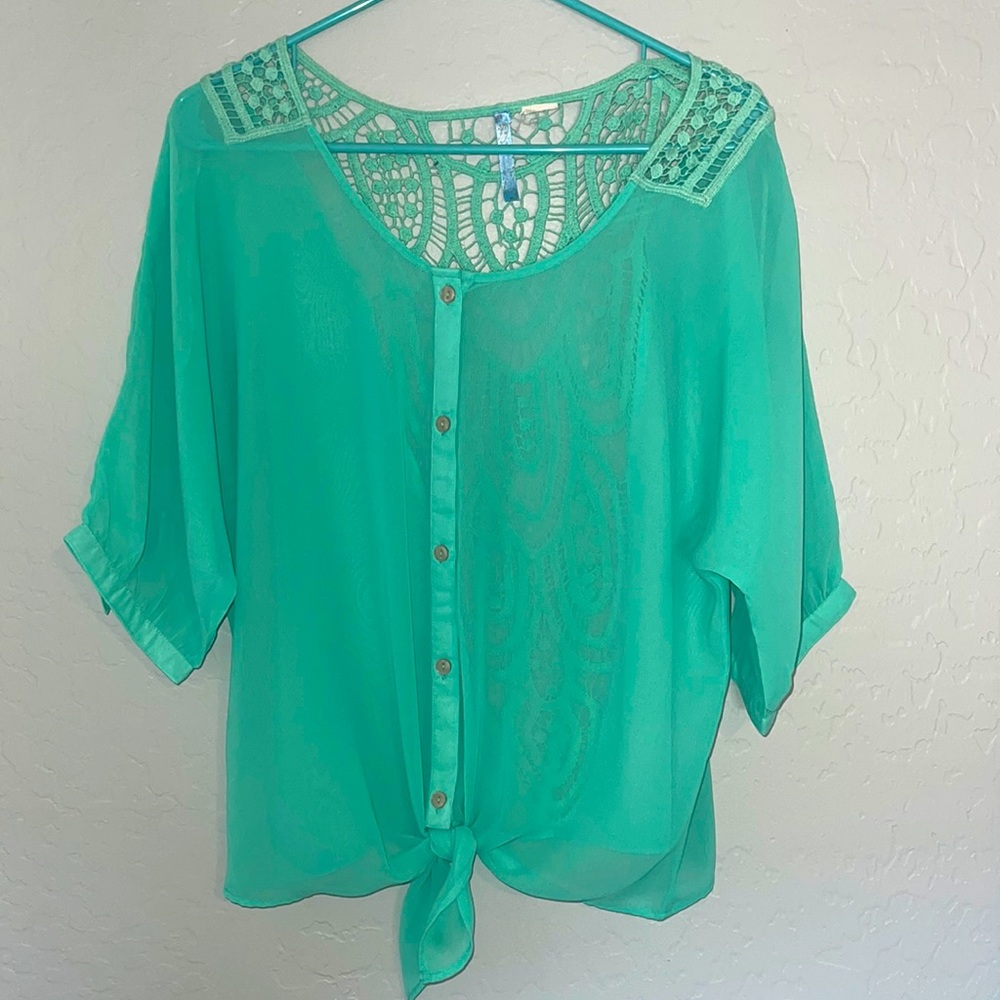 5/$25 Bundle. Moonlight white top with crochet back small
